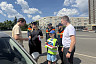 В Саратове полицейские со спасателями вручали водителям триколоры