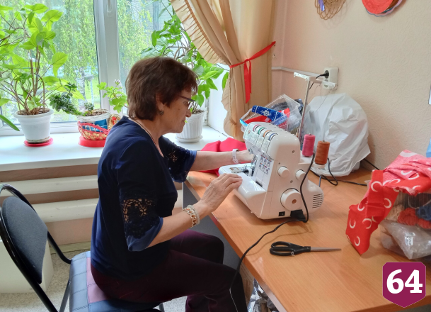 В Саратове мать участника СВО шьет народные костюмы для артистов