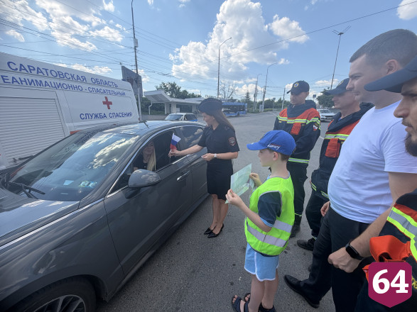 В Саратове полицейские со спасателями вручали водителям триколоры