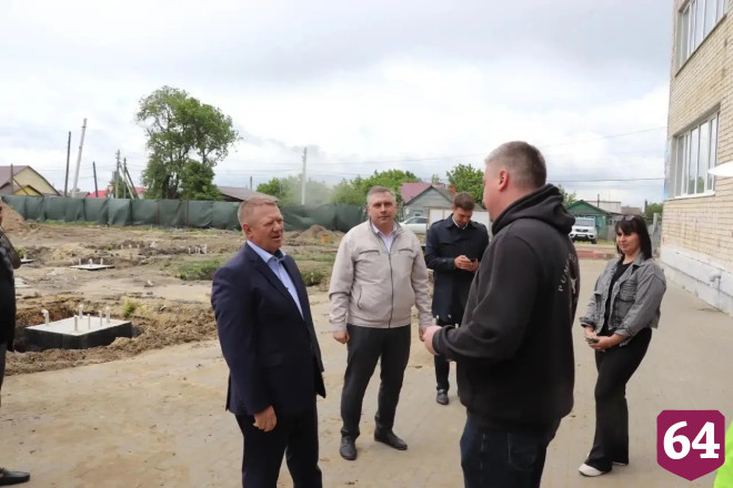 В Аткарске строят спортзал у школы и ремонтируют стадион